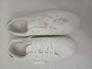 Tenis blancos nuevos