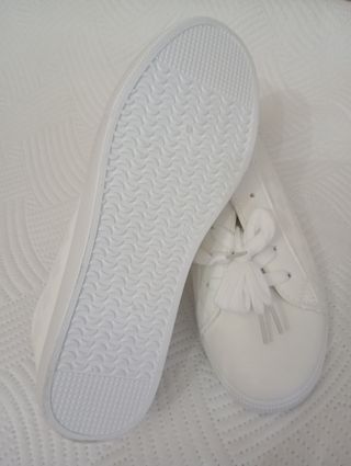 Tenis blancos nuevos