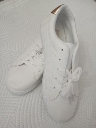 Tenis blancos nuevos