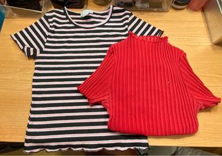 2 camisetas: rayas y roja