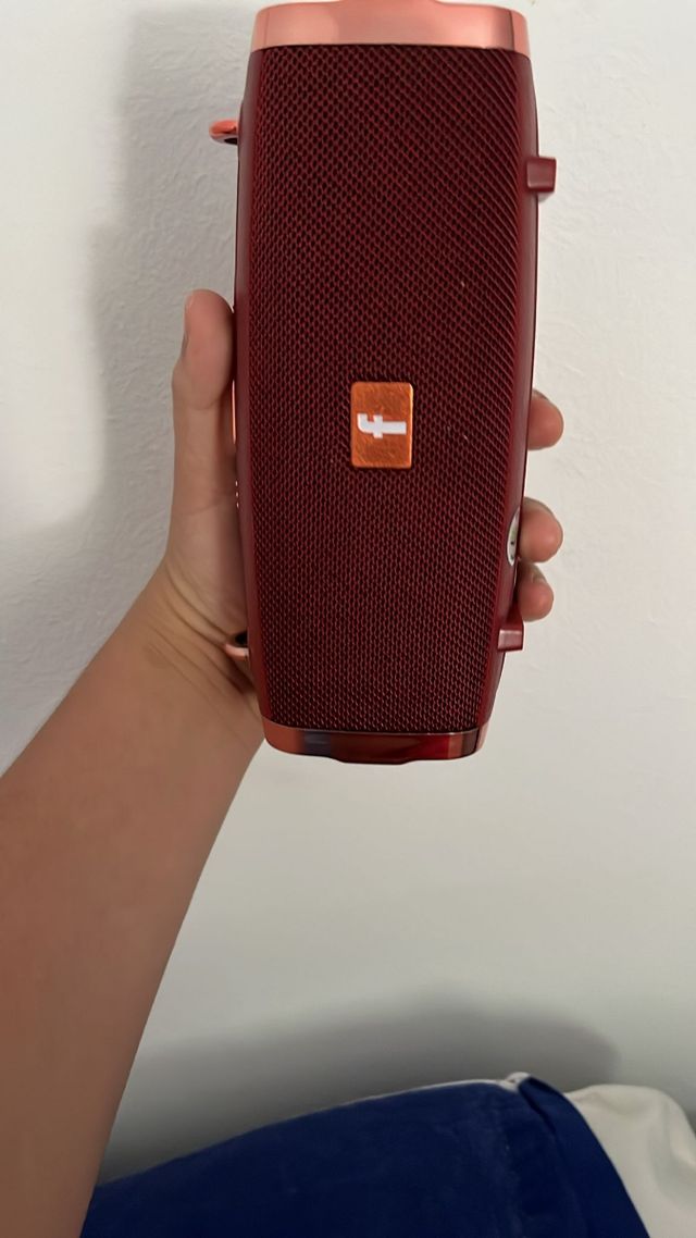 Altavoz portátil rojo-dorado