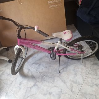 Bicicleta niña 20" T-20. Ruedas pinchadas. 