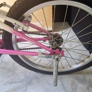 Bicicleta niña 20" T-20. Ruedas pinchadas. 