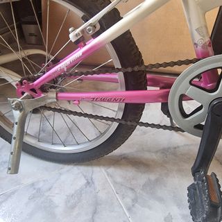 Bicicleta niña 20" T-20. Ruedas pinchadas. 