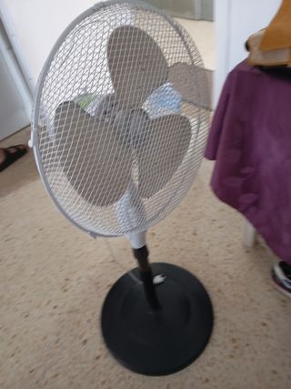 Ventilador blanco - pie - metal/plástico
