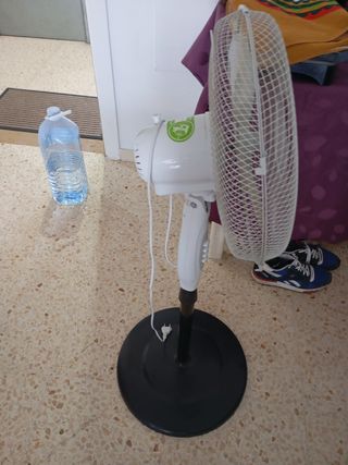 Ventilador blanco - pie - metal/plástico