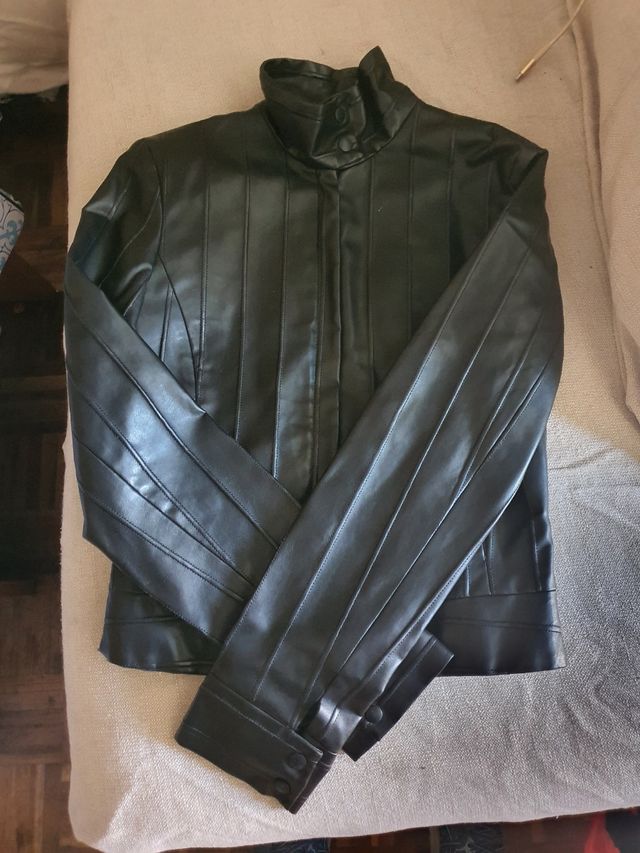 Chaqueta negra chica