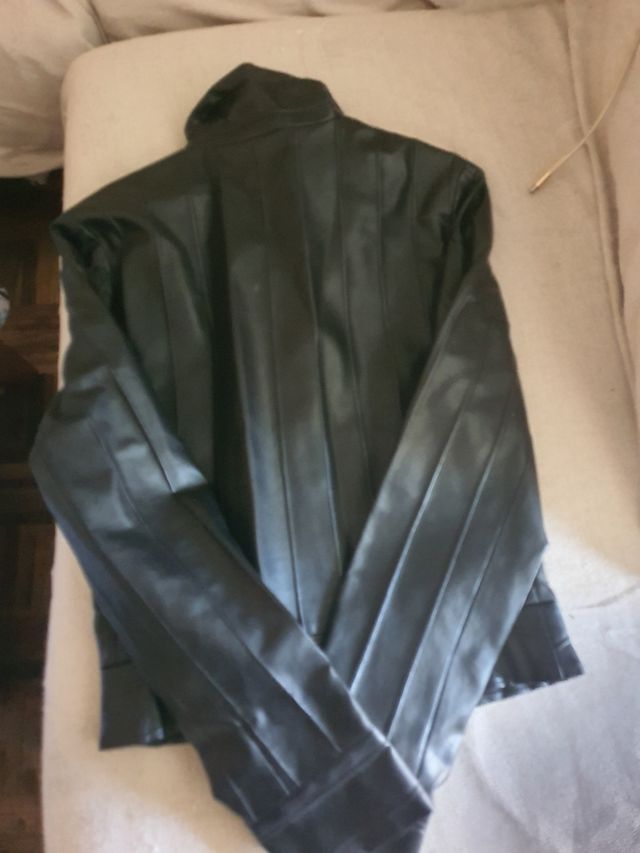 Chaqueta negra chica