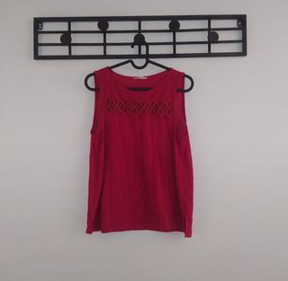 Camiseta roja sin mangas talla M
