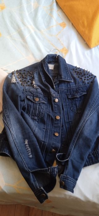 Chaqueta vaquera con tachuelas