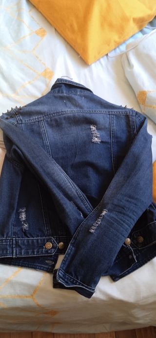 Chaqueta vaquera con tachuelas