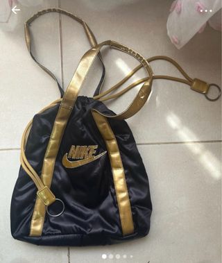 Bolsa Nike retro negra y dorada