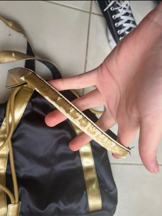 Bolsa Nike retro negra y dorada