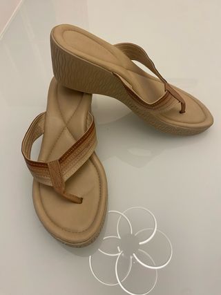 Sandalias Azaleia beige Talla 41.