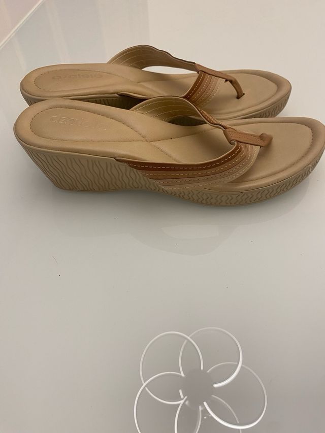 Sandalias Azaleia beige Talla 41.