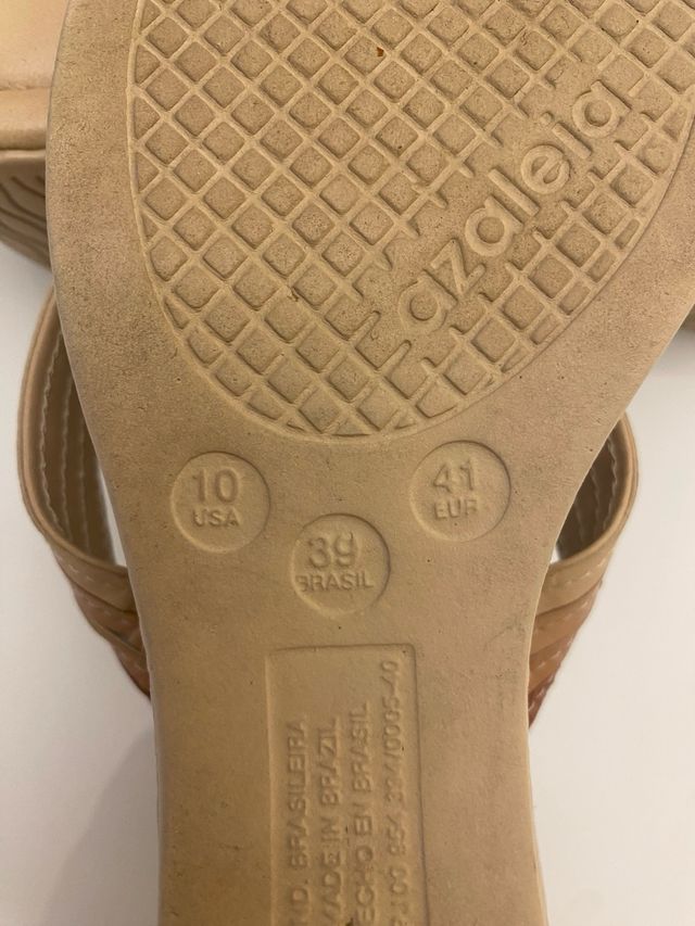 Sandalias Azaleia beige Talla 41.