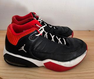 Zapatillas Nike Jordan Aura 3 
- Negras y Rojas