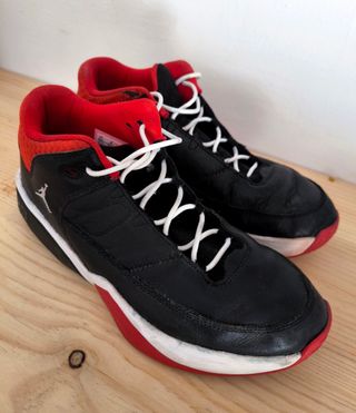 Zapatillas Nike Jordan Aura 3 
- Negras y Rojas