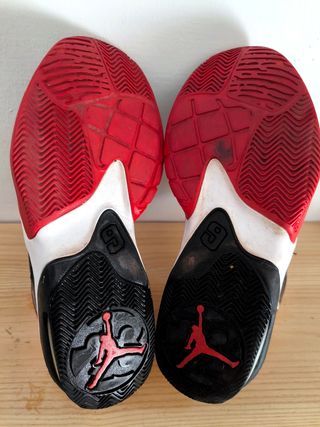 Zapatillas Nike Jordan Aura 3 
- Negras y Rojas