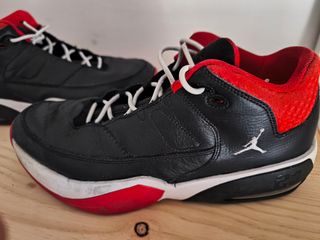 Zapatillas Nike Jordan Aura 3 
- Negras y Rojas