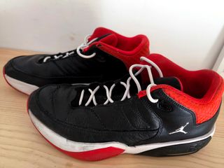 Zapatillas Nike Jordan Aura 3 
- Negras y Rojas