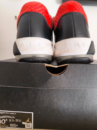 Zapatillas Nike Jordan Aura 3 
- Negras y Rojas
