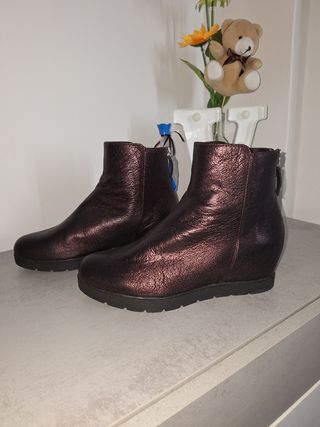 Botas Unisa tacón cuña marrón/moradas