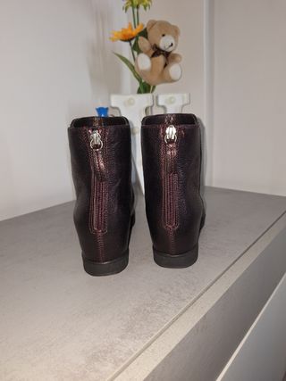 Botas Unisa tacón cuña marrón/moradas