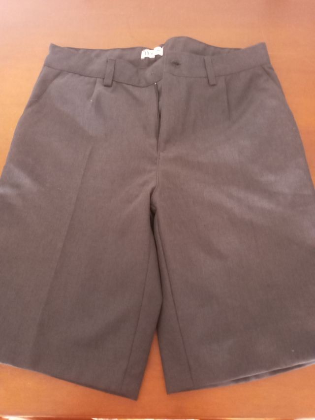 Pantalón corto uniforme gris 17-18 años