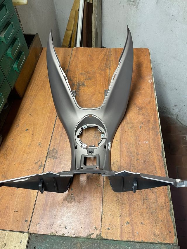 Scocca centrale serbatoio Piaggio Medley 125/150