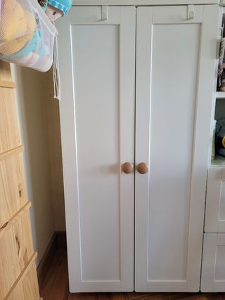 Combinación de armario y estantería Smastad ikea