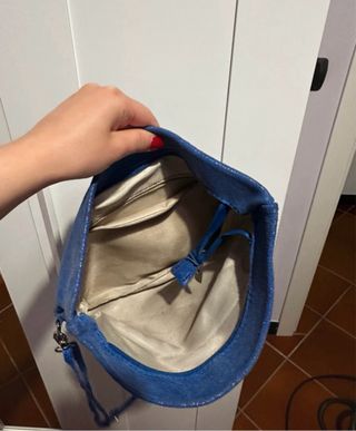 Pochette blu elettrico in pelle