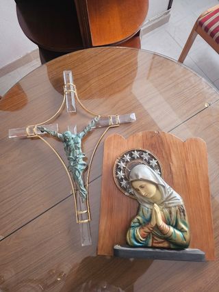 Crucifijo y Virgen: Decoración religiosa