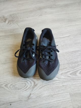 Zapatillas Nike trail terra negras 38 
Kiger
