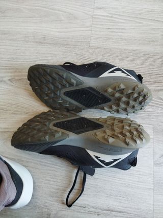 Zapatillas Nike trail terra negras 38 
Kiger