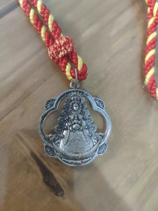 Medallón Rocío: Cordón rojo y amarillo