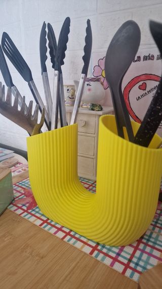 Portamestoli giallo a forma di maccheroni in 3D