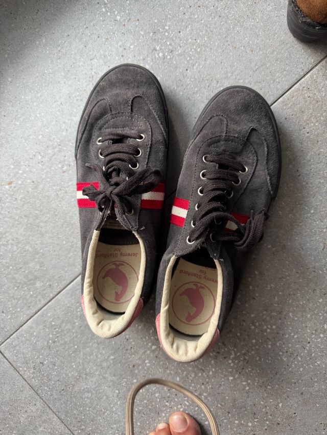 Zapatillas El Ganso grises y rojas