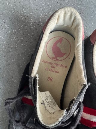 Zapatillas El Ganso grises y rojas