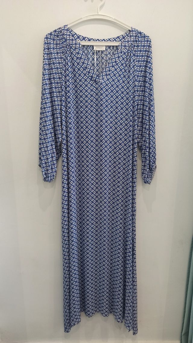 Vestido azul y blanco estampado.