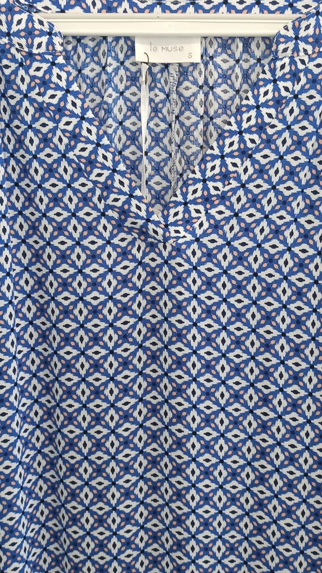 Vestido azul y blanco estampado.