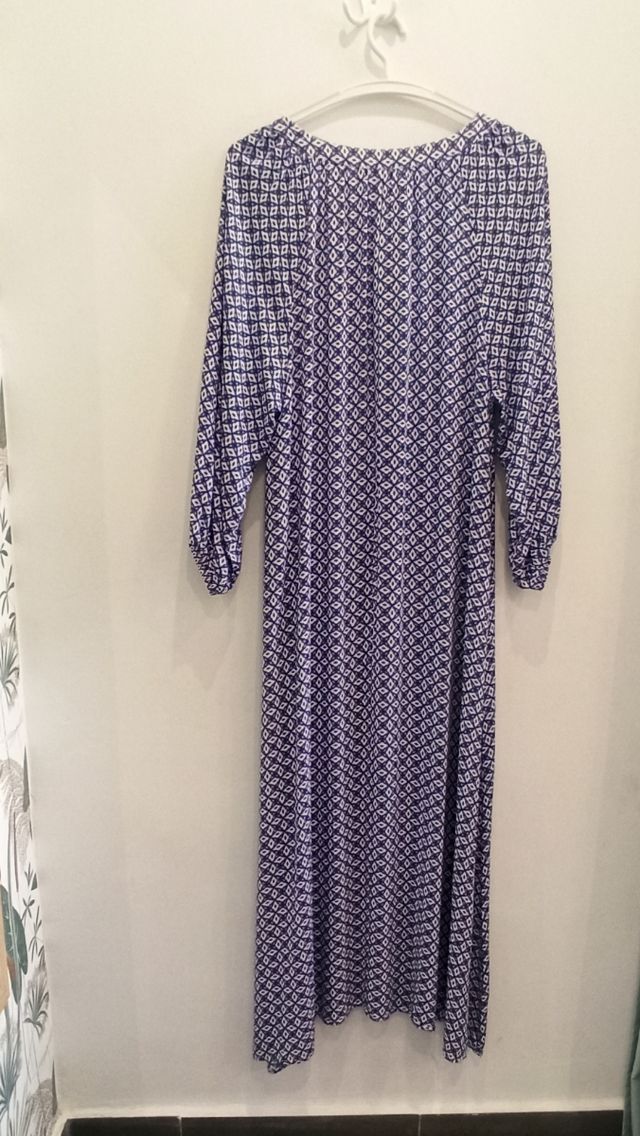 Vestido azul y blanco estampado.