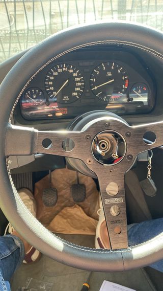 Volante semi-desplazado + piña Momo BMW e30 e34