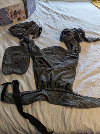 Fular porteo Boppy ComfyFit™ bebé. 