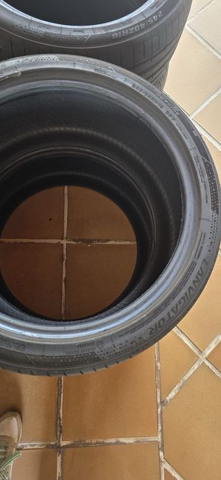 4 neumáticos 2 en medida 265/35R18 y2 en 245/40/18