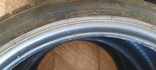 2 neumáticos 225/40R18 
2 neumaticos 255/35R18 
