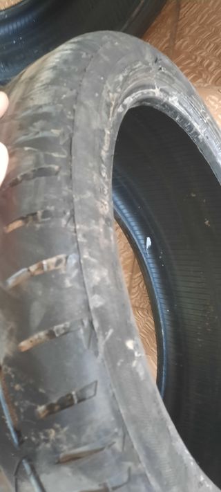 2 neumáticos 225/40R18 
2 neumaticos 255/35R18 
