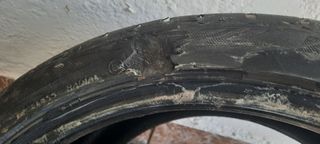 2 neumáticos 225/40R18 
2 neumaticos 255/35R18 
