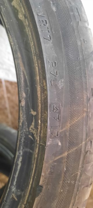2 neumáticos 225/40R18 
2 neumaticos 255/35R18 
