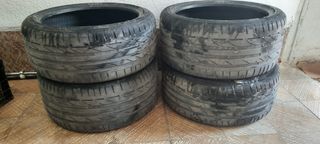 2 neumáticos 225/40R18 
2 neumaticos 255/35R18 
